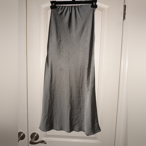 12. NWT L'ACADEMIE TABITHA SKIRT IN SLATE GRAY - Picture 5 of 10